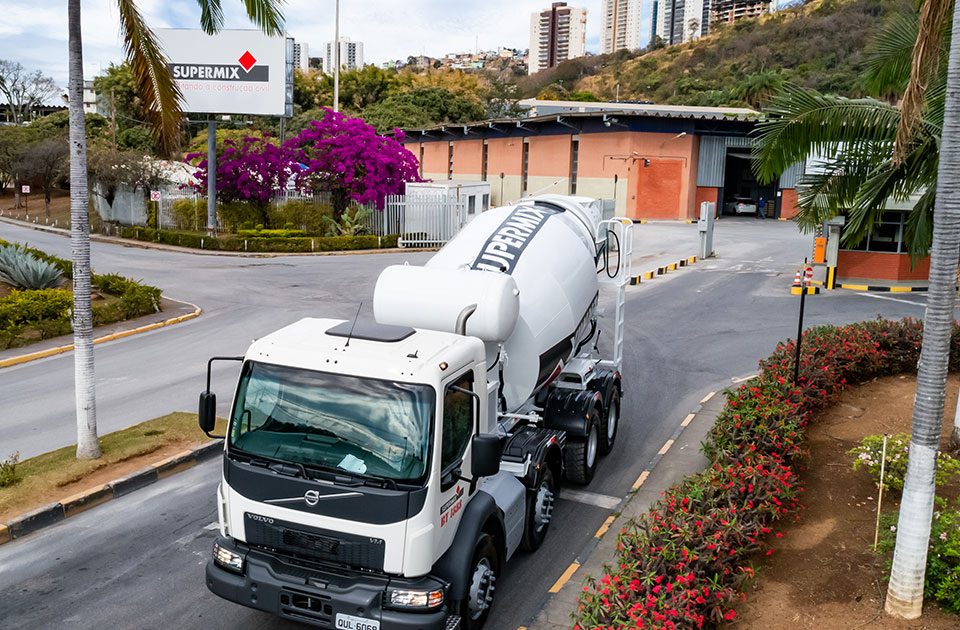 Caminhão betoneira Supermix em pátio industrial